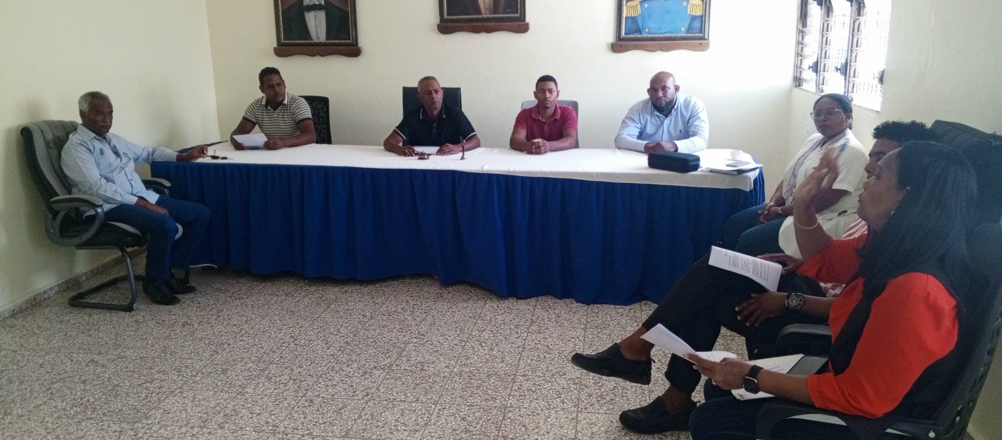 Concejo de Regidores y Alcaldía Realizan Sesión para Llevar a Cabo el Plan de Asfalto Adjunto del Gobierno Central